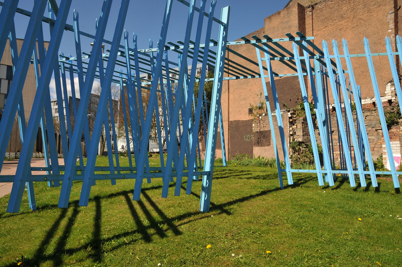 Credit: Palisades, (2018), Toby Paterson. Painted steel. Installation view, Against Time, Civic Room, Glasgow (As part of Glasgow International 2018). Courtesy of The Artist and The Modern Institute/Toby Webster Ltd, Glasgow. Photo: Toby Paterson.